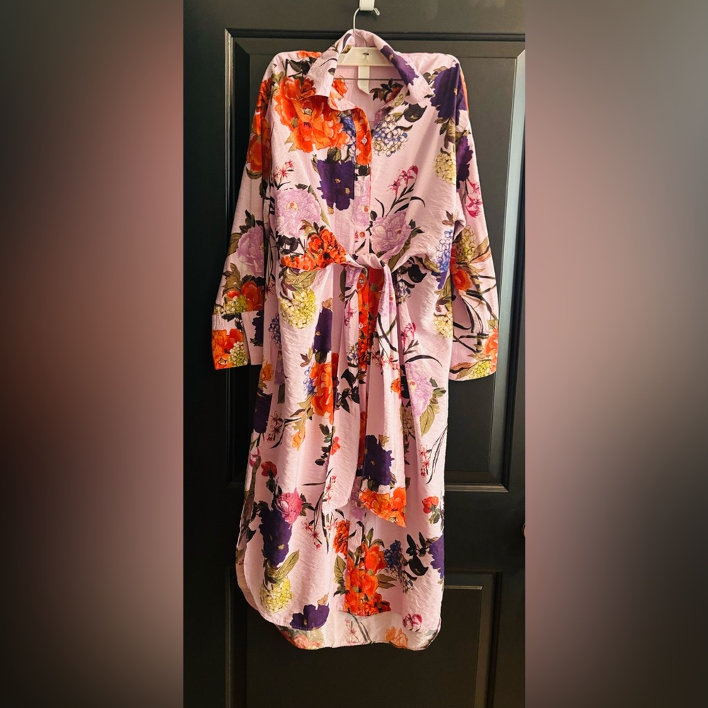 H&M button up lilac floral shirt dress with tie at waist. Size XS